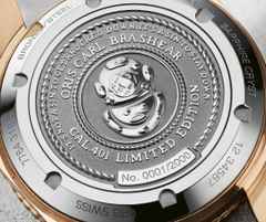 Oris Carl Brashear Limited Edition Automatik Bronze 40mm blaues Zifferblatt blaues Textilband – Herrenuhren Uhr ohne Datum aus Bronze. Das Gehäuse ist rund und roségold. Das Textilarmband ist blau. Das Zifferblatt ist ein Index in blau. – Ansicht 4
