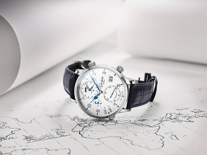 Glashütte Original Senator Cosmopolite Automatik Edelstahl 44mm weißes Zifferblatt blaues Lederband – Herrenuhren Uhr mit Datum aus Edelstahl. Das Gehäuse ist rund und silber. Das Lederarmband Kroko / Alligator ist blau. Das Zifferblatt ist arabisch und weiß. – Ansicht 2