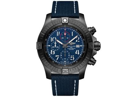Breitling Super Avenger Chronograph 48 Night Mission Automatik blaues Zifferblatt Militaryband – Herrenuhren Chronograph aus DLC beschichtet und Titan. Das Gehäuse ist rund und schwarz. Das Lederarmband ist blau. Das Zifferblatt ist arabisch und blau.