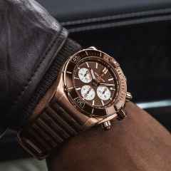 Breitling Super Chronomat B01 44 Automatik Rotgold braunes Zifferblatt braunes Kautschukband – Herrenuhren Chronograph aus 750 Rotgold. Das Gehäuse ist rund und roségold. Das Kautschuk / Kunststoff / Silikon Armband ist roségold. Das Zifferblatt ist ein Index in braun. – Ansicht 4