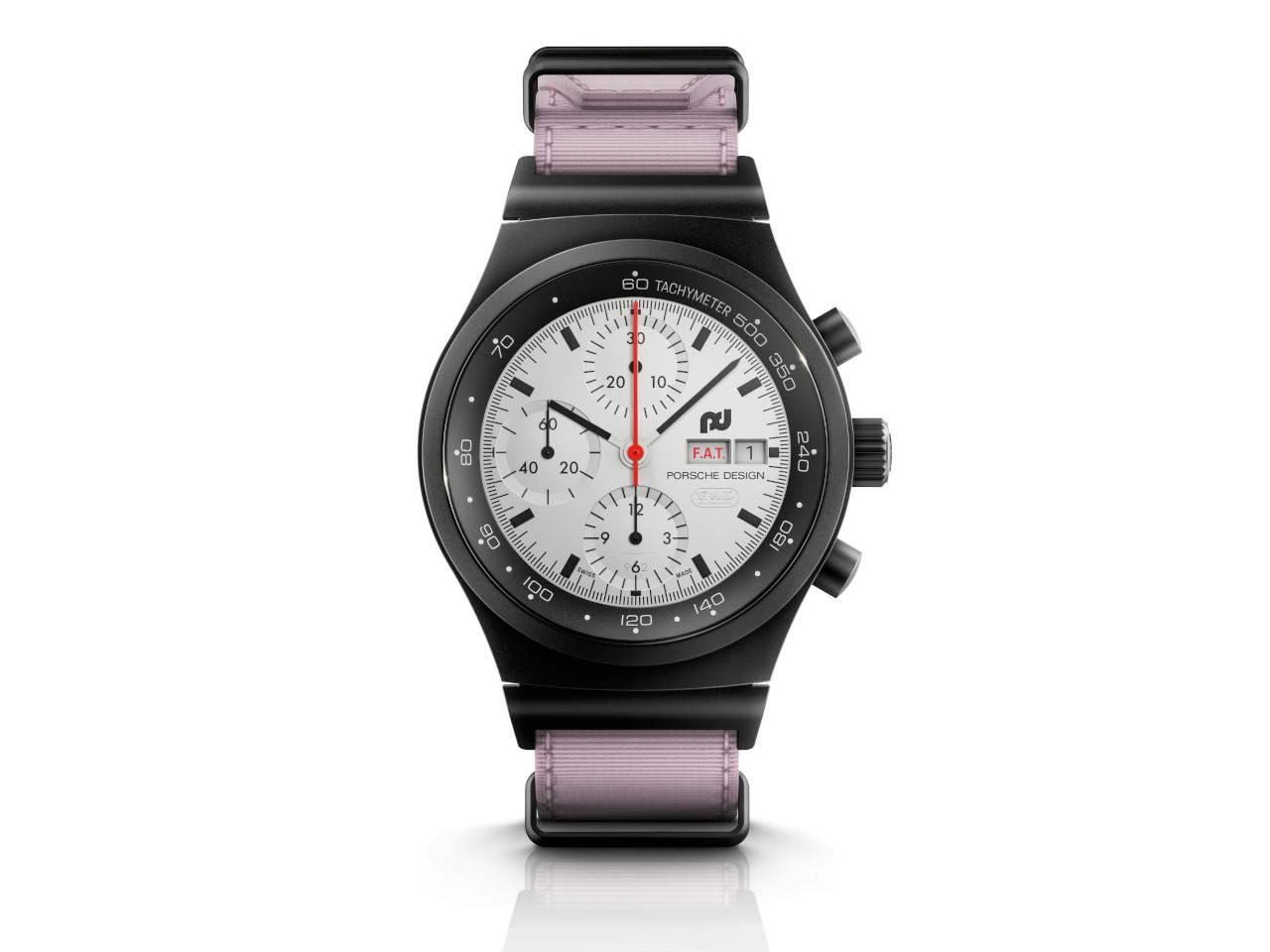 Porsche Design Chronograph 1 - F.A.T. 2025 Edition – Herrenuhren Chronograph aus Titan und Titancarbid beschichtet. Das Gehäuse ist rund und schwarz. Das Titanarmband ist schwarz. Das Zifferblatt ist ein Index in weiß. – Ansicht 5