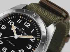 Hamilton Khaki Field Expedition Automatik Edelstahl 41mm schwarzes Zifferblatt olivgrünes Textilband – Herrenuhren Uhr ohne Datum aus Edelstahl. Das Gehäuse ist rund und silber. Das Textilarmband ist grün. Das Zifferblatt ist ein Index in schwarz. – Ansicht 5