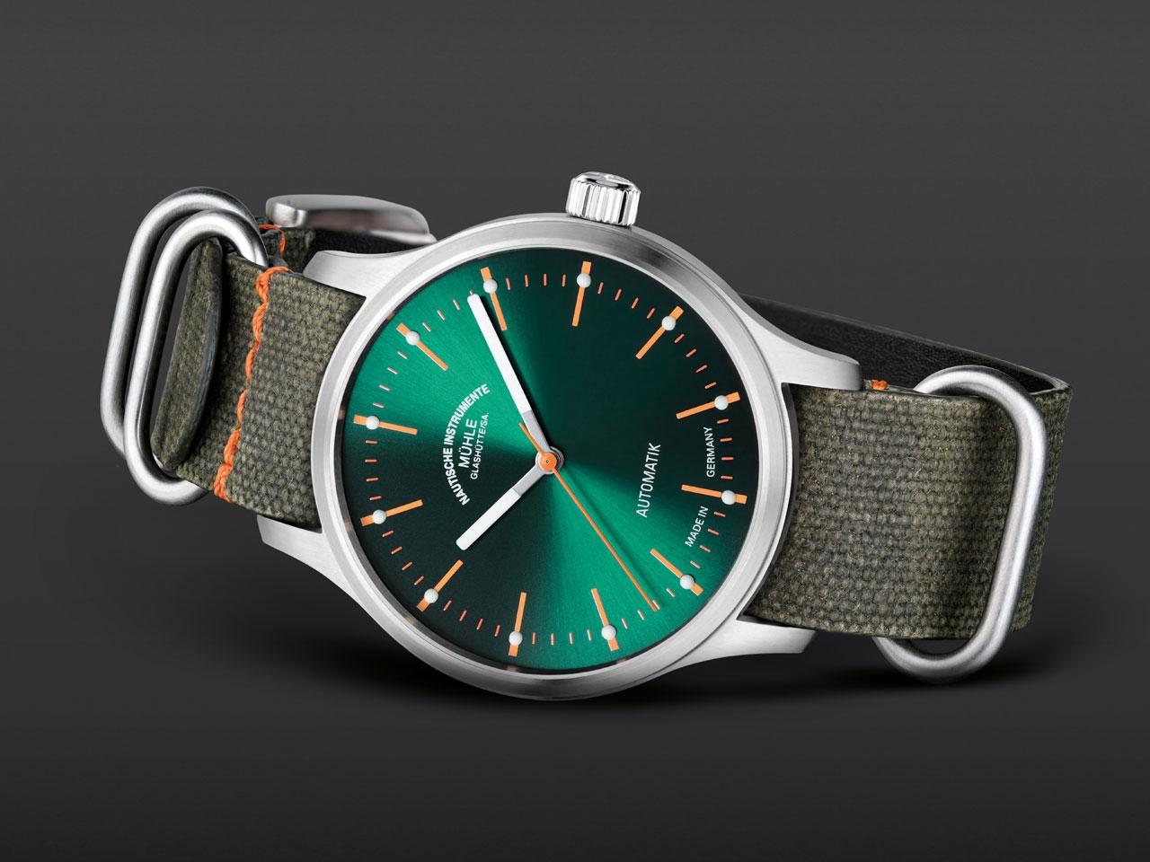 Mühle Glashütte Panova Grün Automatik Edelstahl 40mm grünes Textilband – Herrenuhren Uhr ohne Datum aus Edelstahl und Leder. Das Gehäuse ist rund und silber. Das Textilarmband ist grün. Das Zifferblatt ist ein Index in grün. – Ansicht 2