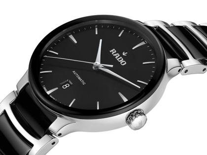 Rado Centrix Automatik Edelstahl 39,5mm schwarzes Zifferblatt Metallband – Herrenuhren Uhr mit Datum aus Edelstahl und Keramik. Das Gehäuse ist rund und silber. Das Keramikarmband ist schwarz. Das Zifferblatt ist ein Index in schwarz. – Ansicht 2