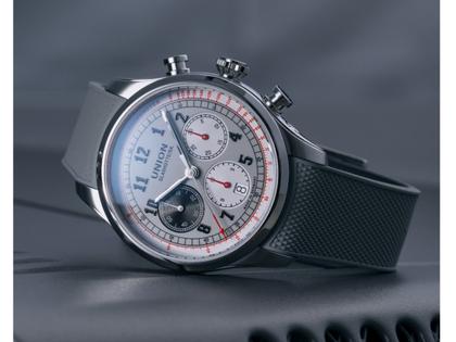 Union Glashütte Belisar Chronograph Automatik Edelstahl 44mm graues Zifferblatt graues Kautschukband – Herrenuhren Chronograph aus Edelstahl und Kautschuk. Das Gehäuse ist rund und silber. Das Kautschuk / Kunststoff / Silikon Armband ist grau. Das Zifferblatt ist arabisch und grau. – Ansicht 2