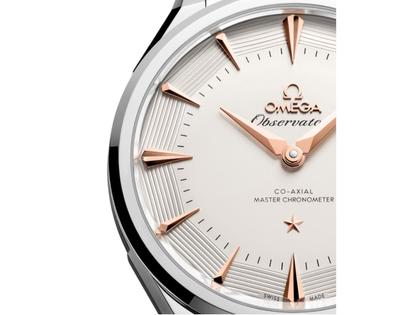 Omega Constellation Observatory Automatik Edelstahl 39mm silbernes Zifferblatt schwarzes Lederband – Herrenuhren Uhr ohne Datum aus 750 Rotgold, Edelstahl und Leder. Das Gehäuse ist rund und silber. Das Lederarmband Kroko / Alligator ist schwarz. Das Zifferblatt ist ein Index in silber. – Ansicht 3