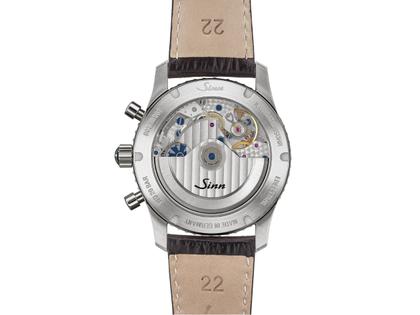 Sinn Spezialuhren 903 St II Navigationschronograph Automatik Edelstahl 41mm schwarzes Zifferblatt schwarzes Lederband – Herrenuhren Chronograph aus Edelstahl und Leder. Das Gehäuse ist rund und silber. Das Lederarmband ist schwarz. Das Zifferblatt ist arabisch Index und schwarz. – Ansicht 3