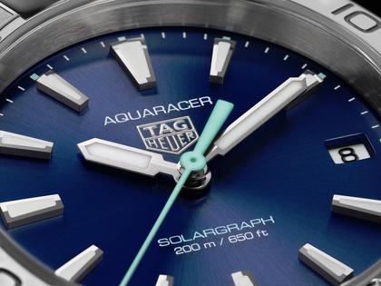 TAG Heuer Aquaracer Professional 200 Solargraph Quarz Edelstahl 34mm blaues Zifferblatt Metallband – Damenuhren Uhr mit Datum aus Edelstahl. Das Gehäuse ist rund und silber. Das Edelstahlarmband ist silber. Das Zifferblatt ist ein Index in blau. – Ansicht 5