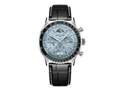 Breitling Navitimer B19 Chronograph 43 Perpetual Calendar Automatik Edelstahl eisblaues Zifferblatt schwarzes Lederband – Herrenuhren Chronograph aus 950 Platin, Edelstahl und Leder. Das Gehäuse ist rund und silber. Das Lederarmband Kroko / Alligator ist schwarz. Das Zifferblatt ist ein Index in blau.