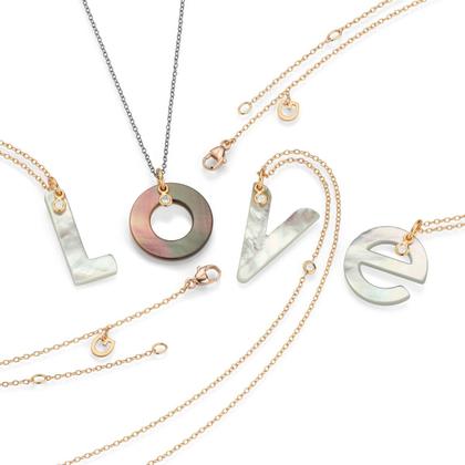 Gellner Love Letters Collier Silber 45cm Buchstabe aus schwarzem Perlmutt mit Brillant 0,040ct – Halsschmuck Collier aus 750 Rotgold, 925 Silber und und . – Ansicht 2