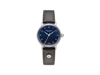 Bruno Söhnle Glashütte Bergamo Small Quarz Edelstahl 32mm blaues Zifferblatt braunes Lederband – Damenuhren Uhr ohne Datum aus Edelstahl. Das Gehäuse ist rund und silber. Das Lederarmband ist braun. Das Zifferblatt ist arabisch Index und blau.