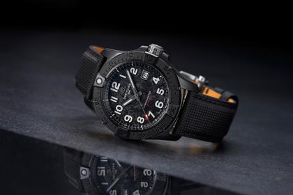 Breitling Avenger Automatik 42 Night Mission Keramik schwarzes Zifferblatt schwarzes Lederband – Herrenuhren Uhr mit Datum aus Carbon, Edelstahl, Keramik und Titan. Das Gehäuse ist rund und schwarz. Das Lederarmband ist schwarz. Das Zifferblatt ist arabisch Index und schwarz. – Ansicht 3