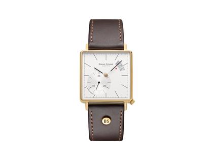 Bruno Söhnle Glashütte Rondo III Big Quarz Edelstahl vergoldet 33mm weißes Zifferblatt braunes Lederband – Damenuhren Uhr mit Datum aus Edelstahl und vergoldet. Das Gehäuse ist quadratisch und gelbgold. Das Lederarmband ist braun. Das Zifferblatt ist ein Index in weiß.