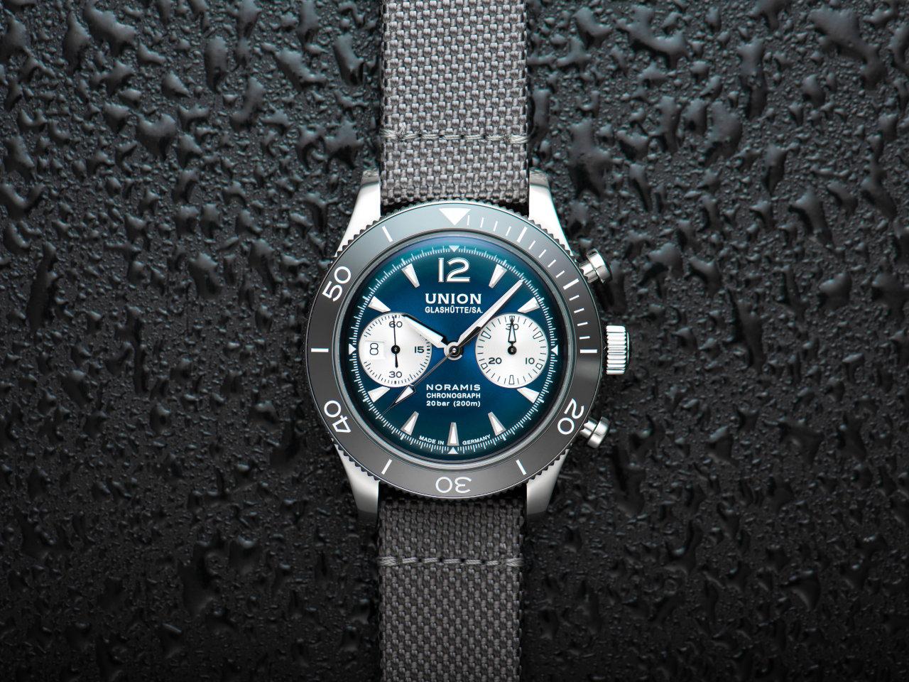 Union Glashütte Noramis Chronograph Sport Automatik Edelstahl 43mm grünes Zifferblatt graues Textilband – Herrenuhren Chronograph aus Edelstahl und Keramik. Das Gehäuse ist rund und silber. Das Textilarmband ist grau. Das Zifferblatt ist arabisch Index und türkis. – Ansicht 2