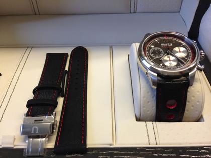 Union Glashütte Belisar Chronograph Sachsen Classic 2015 Limited Edition Automatik Edelstahl 44mm graues Zifferblatt graues Lederband – Herrenuhren Chronograph aus Edelstahl und Leder. Das Gehäuse ist rund und silber. Das Lederarmband ist schwarz. Das Zifferblatt ist arabisch Index und schwarz. – Ansicht 2