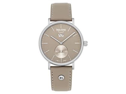Bruno Söhnle Glashütte Frankfurt Big Automatik Titan 42mm taupefarbenes Zifferblatt taupefarbenes Lederband – Herrenuhren Uhr mit Datum aus Leder und Titan. Das Gehäuse ist rund und silber. Das Lederarmband ist braun. Das Zifferblatt ist arabisch Index und braun.