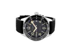 Glashütte Original SeaQ Automatik Edelstahl 40mm schwarzes Zifferblatt schwarzes Kautschukband 1-39-11-06-80-33 Full Set Occasion Neu – Herrenuhren Uhr mit Datum aus Edelstahl und Keramik. Das Gehäuse ist rund und silber. Das Kautschuk / Kunststoff / Silikon Armband ist schwarz. Das Zifferblatt ist arabisch Index und schwarz.