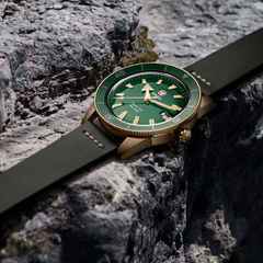 Rado Captain Cook Bronze grün Lederband – Herrenuhren Uhr mit Datum aus Bronze und Keramik. Das Gehäuse ist rund und roségold. Das Lederarmband ist grün. Das Zifferblatt ist ein Index in grün. – Ansicht 4