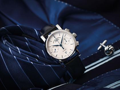 Mühle Glashütte Teutonia IV Chronograph Automatik Edelstahl 39mm weißes Zifferblatt schwarz Lederband – Herrenuhren Chronograph aus Edelstahl. Das Gehäuse ist rund und silber. Das Lederarmband ist schwarz. Das Zifferblatt ist ein Index in weiß. – Ansicht 3