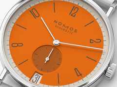 Nomos Glashütte Tangente 38 Datum "175 Years Watchmaking - Boje" Handaufzug Edelstahl orangenes Zifferblatt graues Textilband Glasboden – Herrenuhren Uhr mit Datum aus Edelstahl. Das Gehäuse ist rund und silber. Das Textilarmband ist grau. Das Zifferblatt ist arabisch Index und orange. – Ansicht 4