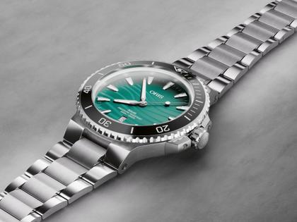 Oris Aquis Date Yangtze Jiangtun Limited Edition Automatik Edelstahl 43,5mm grünes Zifferblatt Metallband – Herrenuhren Uhr mit Datum aus Edelstahl. Das Gehäuse ist rund und silber. Das Edelstahlarmband ist silber. Das Zifferblatt ist ein Index in grün. – Ansicht 4