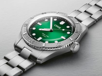 Oris Divers Sixty-Five Calibre 400 Automatik Edelstahl 38mm grünes Zifferblatt Metallband – Herrenuhren Uhr ohne Datum aus Edelstahl. Das Gehäuse ist rund und silber. Das Edelstahlarmband ist silber. Das Zifferblatt ist ein Index in grün. – Ansicht 4