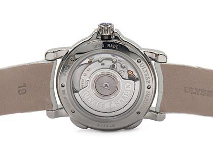 Juwelier Roller Ulysse Nardin Dual Time Lady Automatik Edelstahl Diamant-Lünette Perlmutt-Zifferblatt hellblau Lederband 223-28/693 Full Set Occasion Refurbished – Damenuhren Uhr mit Datum aus Edelstahl und Leder. Das Gehäuse ist rund und silber. Das Lederarmband Kroko / Alligator ist weiß. Das Zifferblatt ist arabisch Index und blau. – Ansicht 2