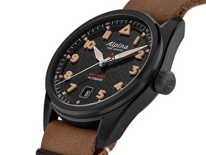 Alpina Startimer Pilot Automatik Edelstahl Schwarz-PVD 40mm schwarzes Zifferblatt braunes Lederband – Herrenuhren Uhr mit Datum aus Edelstahl und PVD beschichtet. Das Gehäuse ist rund und schwarz. Das Lederarmband ist braun. Das Zifferblatt ist arabisch Index und schwarz. – Ansicht 2