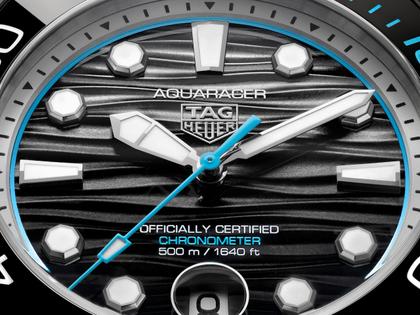 TAG Heuer Aquaracer Professional 500 Date Automatik Titan 42mm schwarzes Zifferblatt Metallband limitiert – Herrenuhren Uhr mit Datum aus Keramik und Titan. Das Gehäuse ist rund und silber. Das Titanarmband ist silber. Das Zifferblatt ist ein Index in schwarz. – Ansicht 2