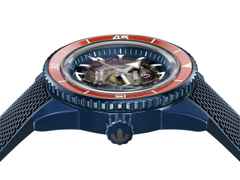 Rado Captain Cook High-Tech Ceramic Skeleton Limited Edition Orange Automatik Keramik 43mm skelettiertes Zifferblatt blaues Kautschukband – Herrenuhren Uhr ohne Datum aus Edelstahl, Kautschuk, Keramik, PVD beschichtet und Titan. Das Gehäuse ist rund und blau. Das Kautschuk / Kunststoff / Silikon Armband ist blau. Das Zifferblatt ist ein Index in grau. – Ansicht 3
