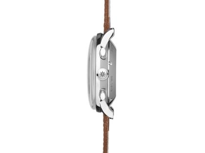 Junghans Meister Chronoscope Automatik Edelstahl 40mm blaues Zifferblatt braunes Lederband – Herrenuhren Chronograph aus Edelstahl. Das Gehäuse ist rund und silber. Das Lederarmband ist braun. Das Zifferblatt ist ein Index in blau. – Ansicht 2