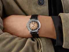 Frederique Constant Classics Moneta Handaufzug Edelstahl 38,5mm braunes Zifferblatt schwarzes Lederband limitiert – Herrenuhren Uhr ohne Datum aus Edelstahl und Leder. Das Gehäuse ist rund und silber. Das Lederarmband ist schwarz. Das Zifferblatt ist ein Index in braun. – Ansicht 10