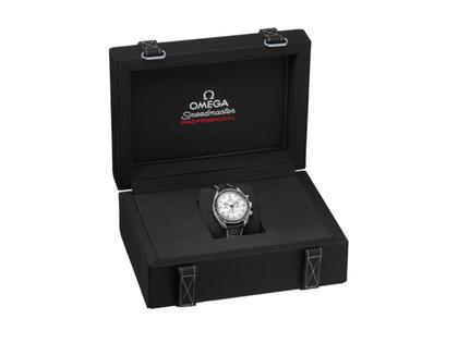 Omega Speedmaster Moonwatch Professional Chronograph Handaufzug Edelstahl 42mm weißes Zifferblatt schwarzes Lederband – Herrenuhren Chronograph aus Edelstahl, eloxiertes Aluminium und Leder. Das Gehäuse ist rund und silber. Das Lederarmband ist schwarz. Das Zifferblatt ist ein Index in weiß. – Ansicht 5