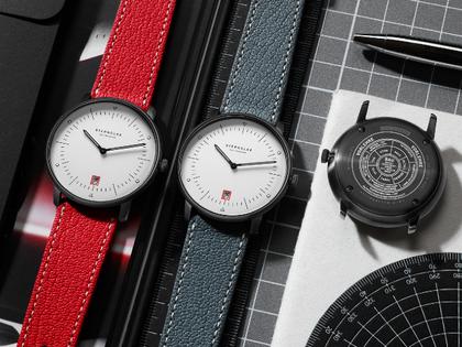 Sternglas Naos Edition Bauhaus III Quarz Edelstahl Schwarz-PVD 38mm weißes Zifferblatt rotes Lederband – Herrenuhren Uhr mit Datum aus Edelstahl, Leder und PVD beschichtet. Das Gehäuse ist rund und schwarz. Das Lederarmband ist rot. Das Zifferblatt ist arabisch Index und weiß. – Ansicht 10
