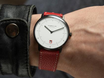 Sternglas Naos Edition Bauhaus III Quarz Edelstahl Schwarz-PVD 38mm weißes Zifferblatt rotes Lederband – Herrenuhren Uhr mit Datum aus Edelstahl, Leder und PVD beschichtet. Das Gehäuse ist rund und schwarz. Das Lederarmband ist rot. Das Zifferblatt ist arabisch Index und weiß. – Ansicht 6