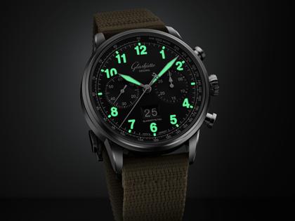 Glashütte Original Senator Chronograph Navigator Automatik Edelstahl 41mm schwarzes Zifferblatt beiges Textilband – Herrenuhren Chronograph aus Edelstahl. Das Gehäuse ist rund und silber. Das Textilarmband ist beige. Das Zifferblatt ist arabisch und schwarz. – Ansicht 8