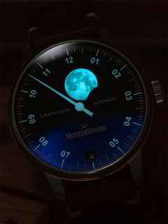 MeisterSinger Stratoscope Automatik Edelstahl blaues Zifferblatt braunes Lederband – Herrenuhren Uhr mit Datum aus Edelstahl. Das Gehäuse ist rund und silber. Das Lederarmband ist braun. Das Zifferblatt ist arabisch Index und blau. – Ansicht 3