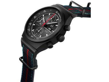 Porsche Design Chronograph 1 - 75Y Sports Car Limited Edition – Herrenuhren Chronograph aus Titan und Titancarbid beschichtet. Das Gehäuse ist rund und schwarz. Das Lederarmband ist schwarz. Das Zifferblatt ist ein Index in schwarz. – Ansicht 5