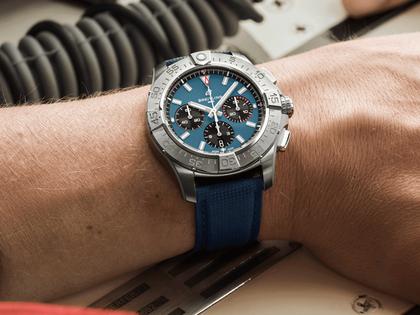 Breitling Avenger B01 Chronograph 44 Automatik Edelstahl blaues Zifferblatt dunkelblaues Lederband – Herrenuhren Chronograph aus Edelstahl und Leder. Das Gehäuse ist rund und silber. Das Lederarmband ist blau. Das Zifferblatt ist ein Index in blau. – Ansicht 4