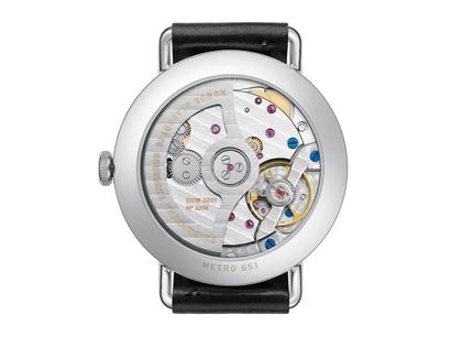 Nomos Glashütte Metro neomatik 35 Automatik Edelstahl 35mm weißes Zifferblatt schwarzes Lederband – Damenuhren Uhr ohne Datum aus Edelstahl. Das Gehäuse ist rund und silber. Das Lederarmband ist schwarz. Das Zifferblatt ist arabisch Index und silber. – Ansicht 3