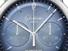Glashütte Original Sixties Chronograph Automatik Edelstahl 42mm blaues Zifferblatt braunes Lederband – Herrenuhren Chronograph aus Edelstahl. Das Gehäuse ist rund und silber. Das Lederarmband ist braun. Das Zifferblatt ist arabisch Index und blau. – Ansicht 4