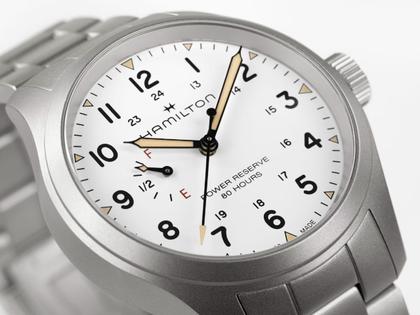 Hamilton Khaki Field Mechanical Power Reserve Handaufzug Edelstahl 40mm weißes Zifferblatt Metallband – Herrenuhren Uhr ohne Datum aus Edelstahl. Das Gehäuse ist rund und silber. Das Edelstahlarmband ist silber. Das Zifferblatt ist arabisch und weiß. – Ansicht 2