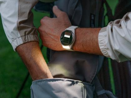 Garmin Approach S72 Titan Grau-DLC 47mm digitales Display graues Textilband – Herrenuhren Uhr Multifunktion aus Keramik und Kunststoff. Das Gehäuse ist rund und grau. Das Textilarmband ist grau. Das Zifferblatt ist digital und schwarz. – Ansicht 8