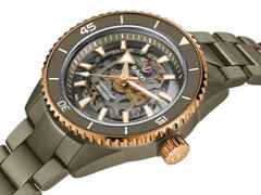 Rado Captain Cook High-Tech Ceramic Skeleton Automatik Keramik 43mm graues Zifferblatt olivgrünes Keramikband – Herrenuhren Uhr ohne Datum aus Edelstahl, Keramik, PVD beschichtet und Titan. Das Gehäuse ist rund und grau. Das Keramikarmband ist grau. Das Zifferblatt ist ein Index in grau. – Ansicht 2