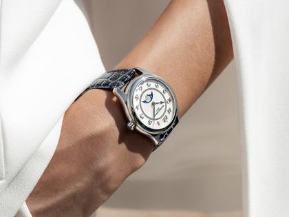 Frederique Constant Classics Elegance Luna Automatik Edelstahl 36mm weißes Zifferblatt blaues Lederband – Damenuhren Uhr ohne Datum aus Edelstahl und Leder. Das Gehäuse ist rund und silber. Das Lederarmband ist blau. Das Zifferblatt ist arabisch und weiß. – Ansicht 9