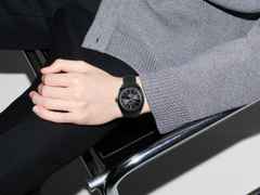 Gucci Interlocking Automatik Edelstahl PVD-Schwarz 41mm schwarzes Zifferblatt schwarzes Textilband YA142330 – Herrenuhren Uhr ohne Datum aus Edelstahl und PVD beschichtet. Das Gehäuse ist rund und schwarz. Das Textilarmband ist schwarz. Das Zifferblatt ist ein Index in schwarz. – Ansicht 4