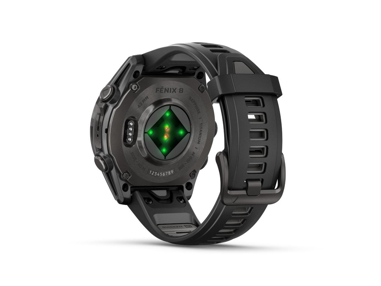 Garmin fenix 8 43mm AMOLED faserverstärktes Polymer Edelstahl titangrau beschichtet schwarzes Kautschukband – Damenuhren Uhr Multifunktion aus DLC beschichtet, Edelstahl und Kautschuk. Das Gehäuse ist rund und schwarz. Das Kautschuk / Kunststoff / Silikon Armband ist schwarz. Das Zifferblatt ist digital und schwarz. – Ansicht 4