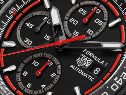 TAG Heuer Formula 1 Chronograph Automatik Titan 44mm Schwarz-DLC schwarzes Zifferblatt rotes Kautschukband – Herrenuhren Chronograph aus Aluminium, DLC beschichtet, Kautschuk und Titan. Das Gehäuse ist rund und schwarz. Das Kautschuk / Kunststoff / Silikon Armband ist rot. Das Zifferblatt ist ein Index in schwarz. – Ansicht 4