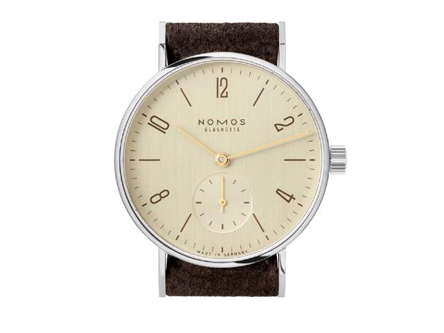 Nomos Glashütte Tangente 33 Karat Handaufzug Edelstahl 33mm vergoldetes Zifferblatt braunes Lederband Glasboden – Damenuhren Uhr ohne Datum aus Edelstahl und Leder. Das Gehäuse ist rund und silber. Das Lederarmband ist braun. Das Zifferblatt ist arabisch Index und gelbgold. – Ansicht 3