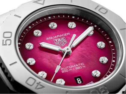 TAG Heuer Aquaracer Professional 200 Date Automatik Edelstahl 30mm pinkes Zifferblatt Metallband – Damenuhren Uhr mit Datum aus Edelstahl. Das Gehäuse ist rund und silber. Das Edelstahlarmband ist silber. Das Zifferblatt ist ein Index in pink. – Ansicht 2